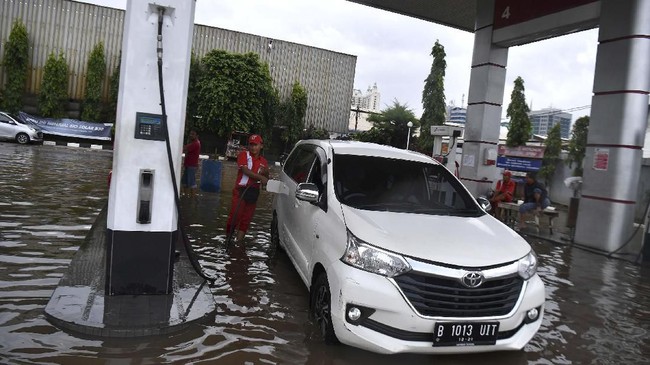 Pertamina menyatakan 4 SPBU berhenti operasi sementara karena banjir akhir pekan kemarin. Dari jumlah itu, 3 terdapat di Karawang dan 1 di Jakarta Selatan.