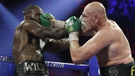 FOTO: Tyson Fury Menang TKO di Hadapan Mike Tyson