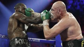 FOTO: Tyson Fury Menang TKO di Hadapan Mike Tyson