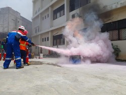Pertamina Beri Pelatihan Padamkan Api untuk Emak-emak di Rawa Badak