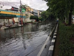 Jalan Depan PN Jakpus Terendam Banjir, Motor Bisa Melintas
