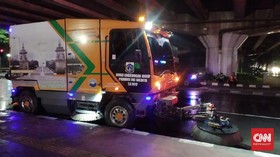 Malam Sunyi Mobil Penyapu Jalanan Jakarta