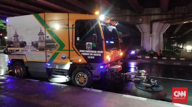 Saat hampir semua warga ibu kota terlelap, Usman mengendarai mobil penyapu jalan, membersihkan jalan-jalan di Jakarta agar bersih dan nyaman dipakai pengendara.