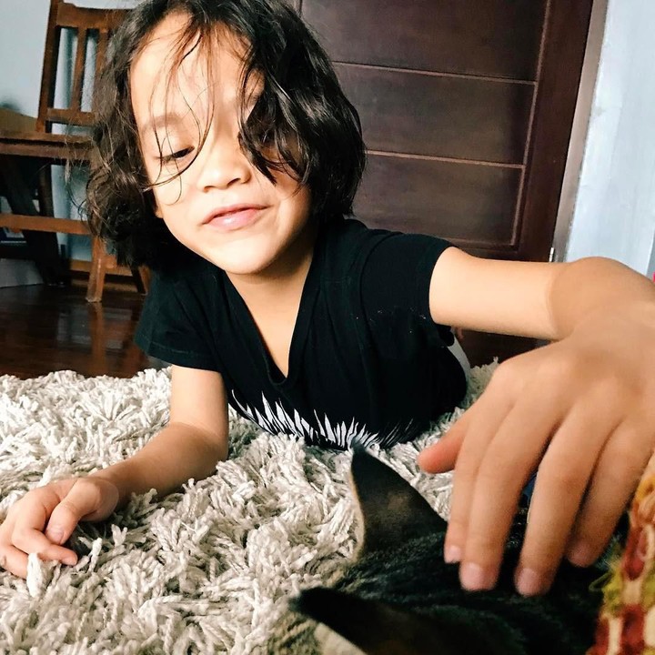 <p>Senyum manis Noah menunjukkan rasa sayang pada binatang peliharaannya. (Foto: Instagram @ashrafsinclair)</p>