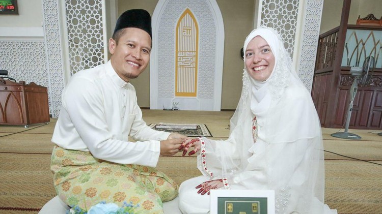 Pria asal Malaysia punya impian menikahi wanita bule. Impiannya terwujud, bahkan sebelum menikah, ia mengajari calon istrinya mengaji lewat video call.