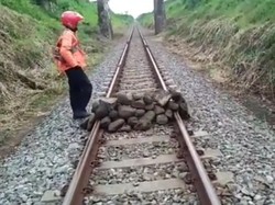 Video Tumpuk Batu Besar di Tengah Rel Lumajang