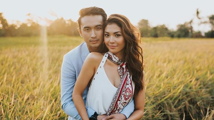 Mezty Mez sudah resmi menjadi istri aktor tampan Gerald Yohanes, yang usianya 5 tahun lebih muda. Berikut kisah cinta kedua sejoli ini, Bunda.