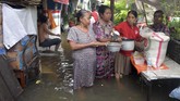 FOTO : Kala Banjir Kembali Kepung Ibu Kota Hujan deras yang terjadi sejak Minggu (23/2) dini hari membuat sejumlah wilayah di ibu kota Jakarta diterjang banjir. Ratusan rumah terendam.