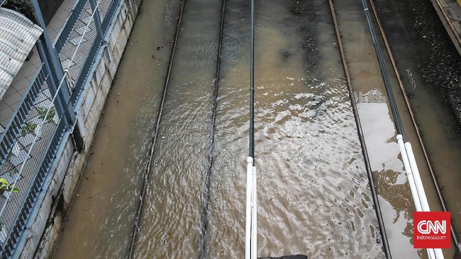 Hujan lebat yang terjadi sejak Sabtu (22/2) malam mengakibatkan banjir di sejumlah daerah di kawasan Jakarta Utara dan Jakarta Selatan.