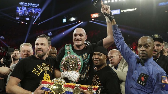 FOTO: Tyson Fury Menang TKO di Hadapan Mike Tyson