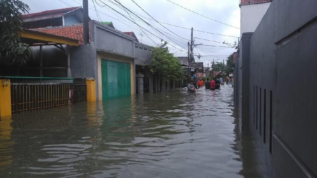 Banjir merendam ratusan rumah di dua daerah di Jakarta Timur. Sebagian warga memilih mengungsi, tapi ada pula yang bertahan.
