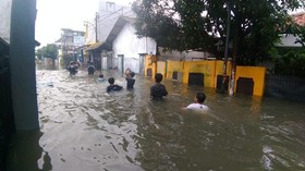 Banjir Satu Meter, Warga Cakung Timur Mengungsi