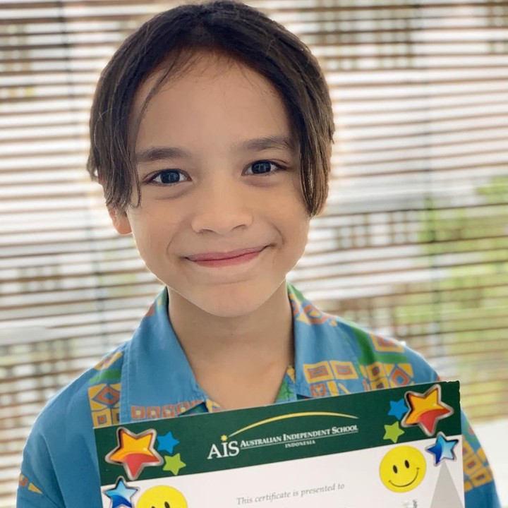 <p>Bikin bangga! Noah dapat penghargaan sebagai siswa dengan perilaku terbaik di sekolahnya nih, Bunda. (Foto: Instagram @bclsinclair)</p>