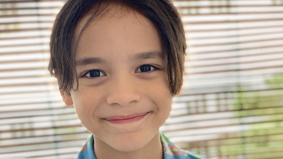 Di beberapa kesempatan, Bunga Citra Lestari tampak didampingi putra tercintanya, Noah Sinclair.