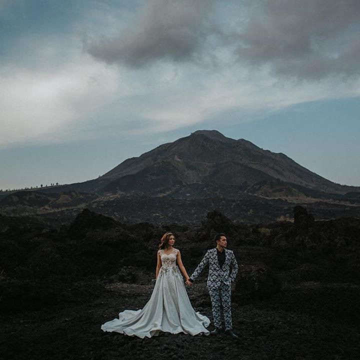 <p>Kedua sejoli ini juga mengabadikan momen kebersamaan sebelum menikah di daerah Kintamani, Bali. (Foto: Instagram @meztymez)</p>