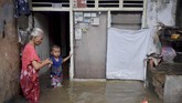 FOTO : Kala Banjir Kembali Kepung Ibu Kota Hujan deras yang terjadi sejak Minggu (23/2) dini hari membuat sejumlah wilayah di ibu kota Jakarta diterjang banjir. Ratusan rumah terendam.