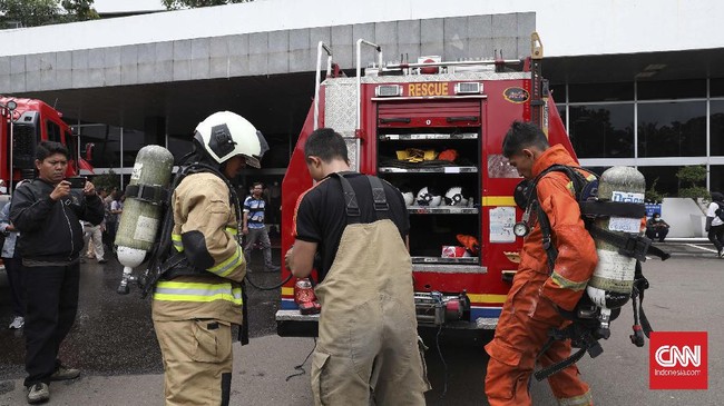 FOTO: Asap yang Bikin Heboh di Gedung DPR