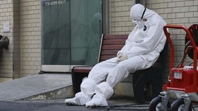 Gerah dan Cemas, Suka Duka Perawat Corona Berbaju 'Astronaut'