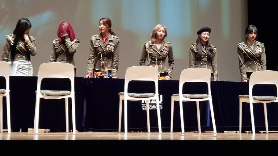 Para member GFriend tidak bisa menahan kesedihan dan tangisnya usai fansign mereka di Cina harus dibatalkan karena wabah virus Corona.