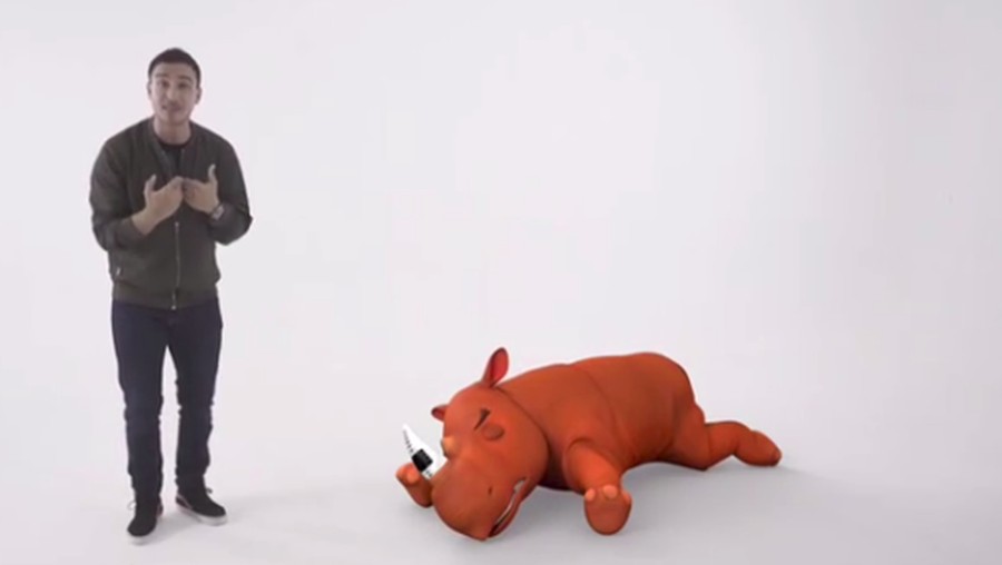 Hamish Daud mengisi suara karakter kartun badak bernama Riki dalam film animasi Riki Rhino.