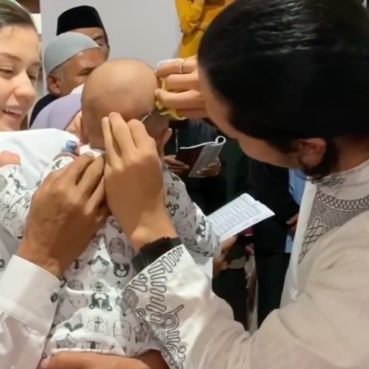 Ini momen saat Edward mencukur rambut Baby Rayden, sebagai bagian dari acara akikah. (Foto: Instagram @kimberlyryder)
