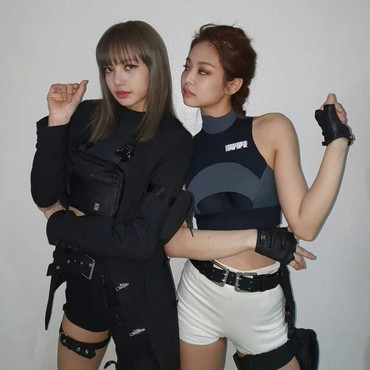 Foto Lisa BLACKPINK yang Bikin Jennie Terkejut dan Ketakutan