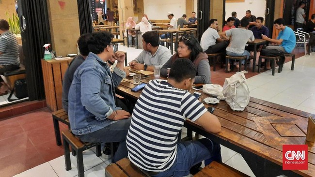 Selain warung kopi, lokasi berkumpul warga yang lain juga diminta untuk tutup sementara untuk menghindari wabah corona.