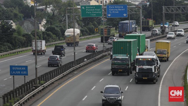 Pemerintah melarang truk melintas di jalan tol dan arteri selama arus mudik dan balik Lebaran, kecuali truk pengangkut BBM dan sembako.