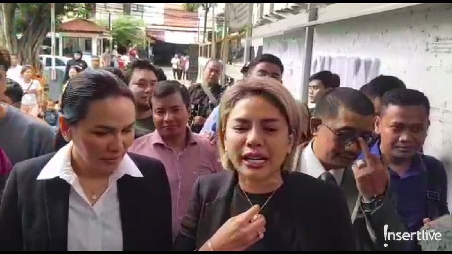 Nikita Mirzani hadiri sidang perdana bersama kedua sahabatnya, Fitri Sahulteru dan BIlly Syahputra di PN Jakarta Selatan, Senin (24/2).