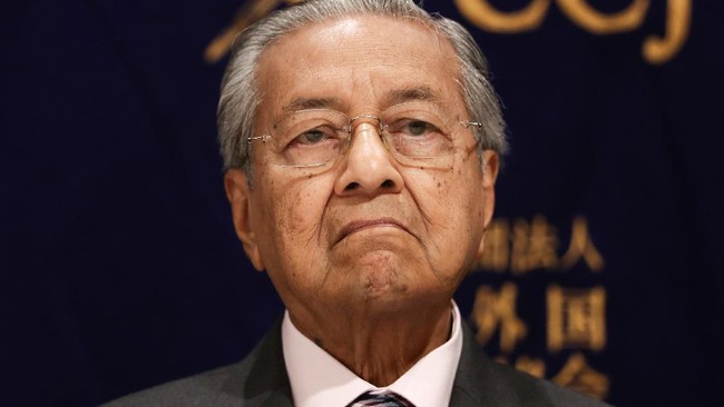 Eks PM Malaysia, Mahathir Mohamad, menuduh penerusnya, Muhyiddin Yassin, dan Anwar Ibrahim sebagai biang krisis politik.