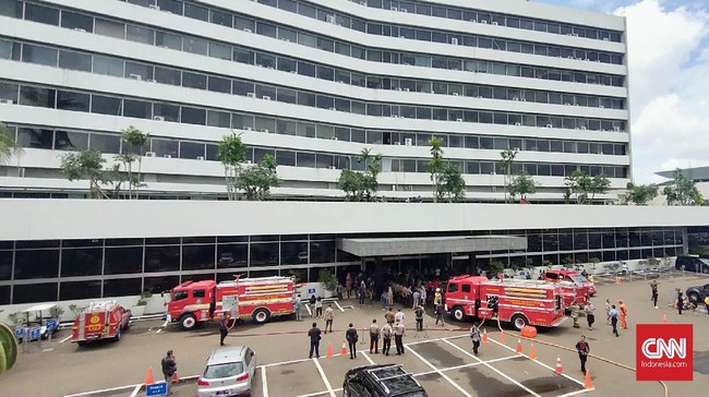 Sekjen DPR Indra Iskandar menyebut asap pekat putih yang menyelimuti lantai 8 Gedung Nusantara DPR RI karena sistem aerosol yang sensitif.
