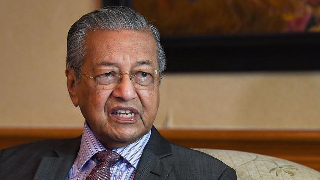 Mantan PM Malaysia, Mahathir Mohamad, mengatakan Negeri Jiran seharusnya mengklaim Singapura dan Kepulauan Riau di Indonesia.