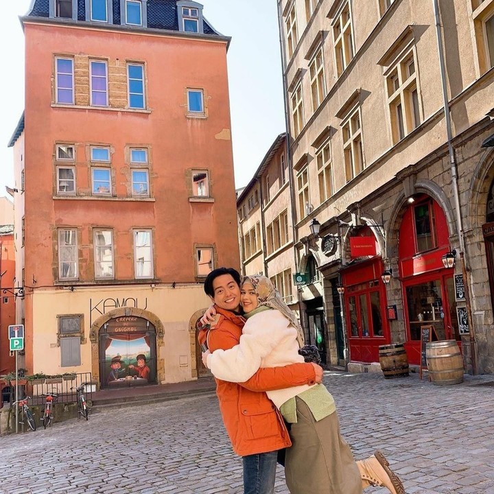 <span style="color: #222222; font-family: Arial, Helvetica, sans-serif; font-size: small;"> Cut Meyriska dan Roger sedang menikmati liburan di Prancis. (Foto: Istagram @rogerojey)</span>
