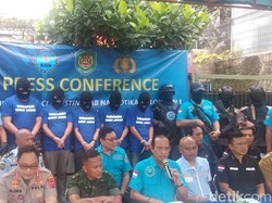 Pabrik Narkoba di Bandung Edarkan Pil Napza Via Ekspedisi