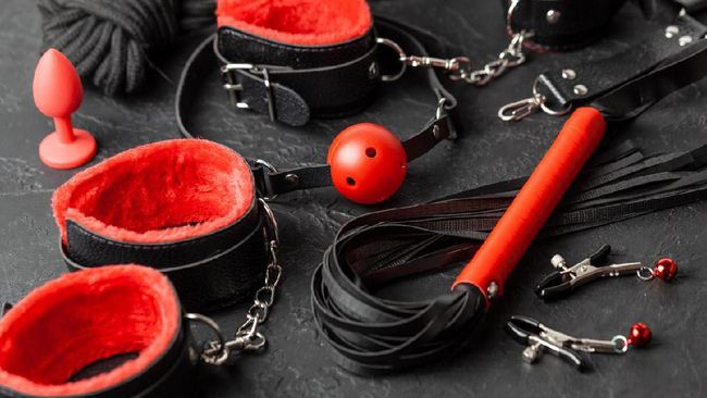 Pelaku BDSM Buka Suara soal RUU Ketahanan Keluarga Aktivis mengibaratkan penyusunan RUU Ketahanan Keluarga sebagai praktik BDSM yang dilakukan tanpa consent sehingga menimbulkan abuse.