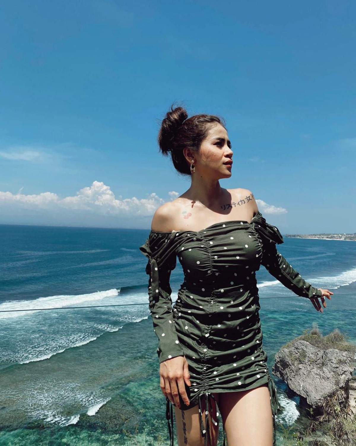 Simak lima foto cantik dan seksi istri komedian Uus&comma; Kartika yang suka bikin netizen salah fokus&period;