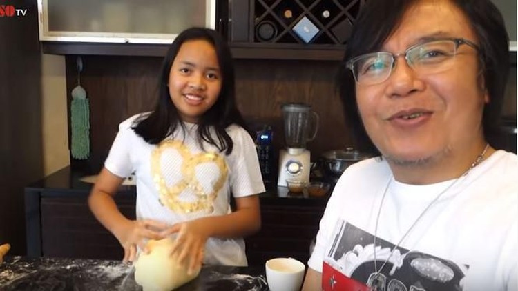 Anak Ari Lasso, Alessandra Lasso pandai membuat kue sejak usia 5 tahun. Ternyata, Alessa belajar membuat kue berawal dari nonton YouTube lho, Bun.
