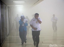 Video Penjelasan Polisi soal Kepulan Asap di Gedung DPR