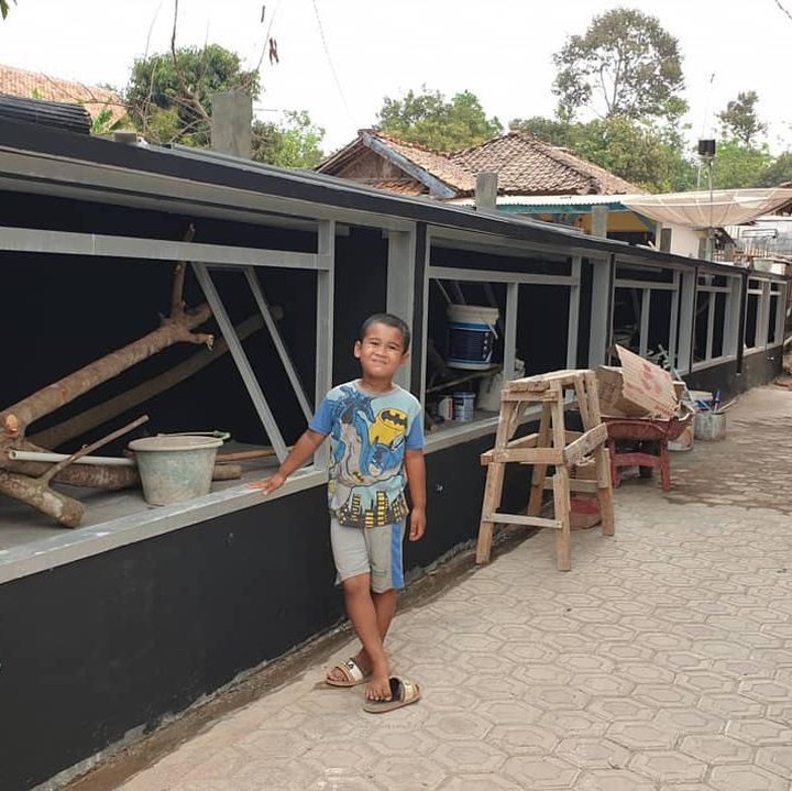 <p>Panji Petualang dan kedua anaknya, Putri dan Aufa juga mengikuti jejak sang ayah. Keduanya tertarik mempelajari reptil. (Foto: Instagram @panjipetualang_real)</p>