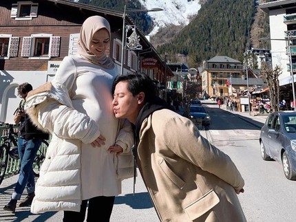 Babymoon, Potret Bahagia Roger Danuarta & Cut Meyriska Pamer Perut Buncit
