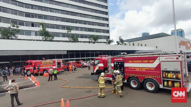 Lima unit pemadam kebakaran dikerahkan ke Gedung DPR yang terbakar, Senin (24/2). 