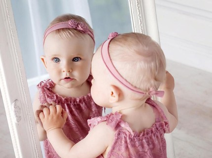 7 Manfaat Bayi Bermain Cermin, Rangsang Kemampuan Bahasa Hingga Emosi