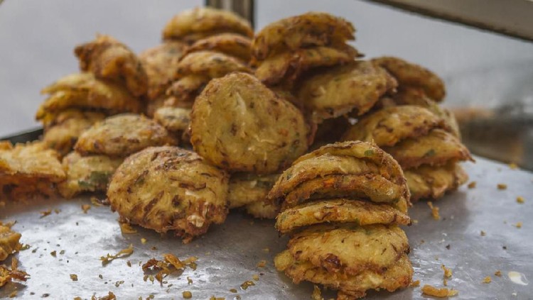 Tips Menggoreng Bakwan Pontianak, Jajanan Kekinian yang Viral di Medsos Gorengan bakwan Pontianak sedang viral nih, Bunda. Membuat jajanan khas Kalimantan Barat ini butuh trik khusus. Simak tipsnya berikut ya.