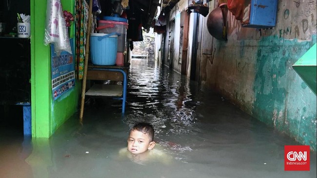 Sejumlah permukiman warga di Pegangsaan Dua, Gang Armada, Jakarta Utara, masih tergenang banjir setinggi 30 cm hingga Senin (24/2) siang ini.