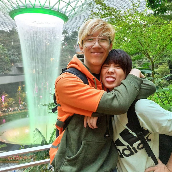 <p>Leony, yang dahulu dikenal sebagai penyanyi cilik bersama Trio Kwek Kwek, punya adik laki-laki bernama Richie Victor Hartanto. (Foto: Instagram @leonyvh)</p>