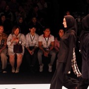 Ide Penampilan dari Runway Jakarta Fashion Week, Ini Prediksi Tren Hijab Outfit 2020