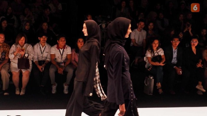Ide Penampilan dari Runway Jakarta Fashion Week, Ini Prediksi Tren Hijab Outfit 2020