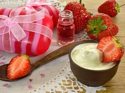 Masker DIY Stroberi, Solusi untuk Kulit Berjerawat Jadi Lebih Kenyal