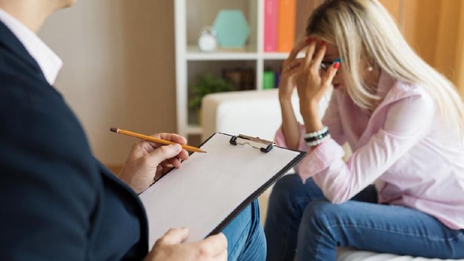 Young desperate female visiting psychologist