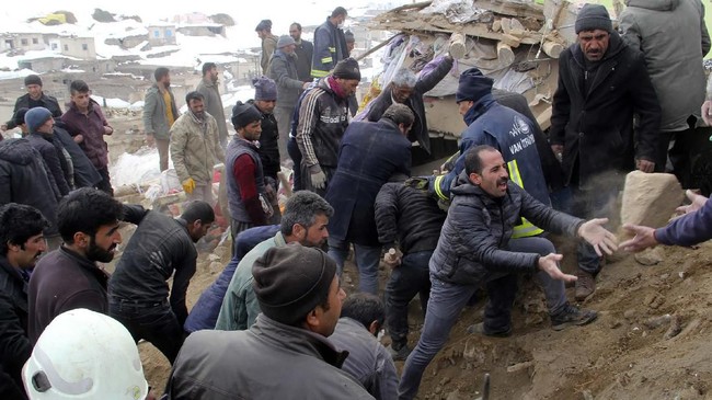 Korban jiwa akibat gempa di Turki dan Yunani bertambah usai tim penyelamat menemukan jasad di reruntuhan bangunan.